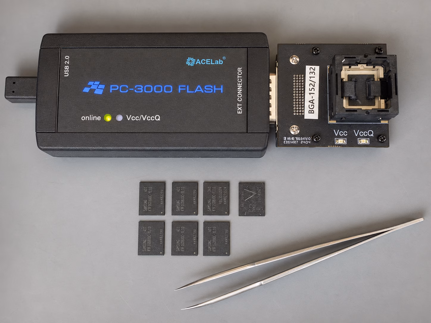 PC-3000-Flash- und Chip-Off-Arbeitsplatz im LRZT DatenLabor zur technischen Pr&uuml;fung defekter USB-Sticks